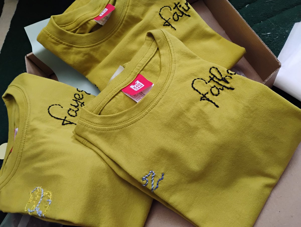 ossaosin's tweet photo. Ini kalo jualan di sini masih bisa ga nih? 
Yang mau cari souvenir aku ada nihhh kaos  sulam nama. Buat anak2 start 55 ajaaa https://t.co/PMfc0PRCbl