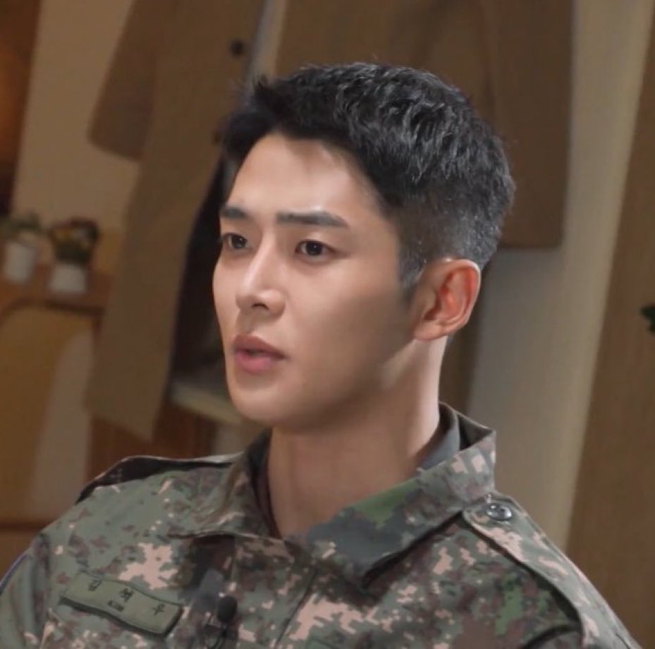 como pode esse homem no exército e tá ficando cada dia mais lindo pqp te amo  😭♥️♥️