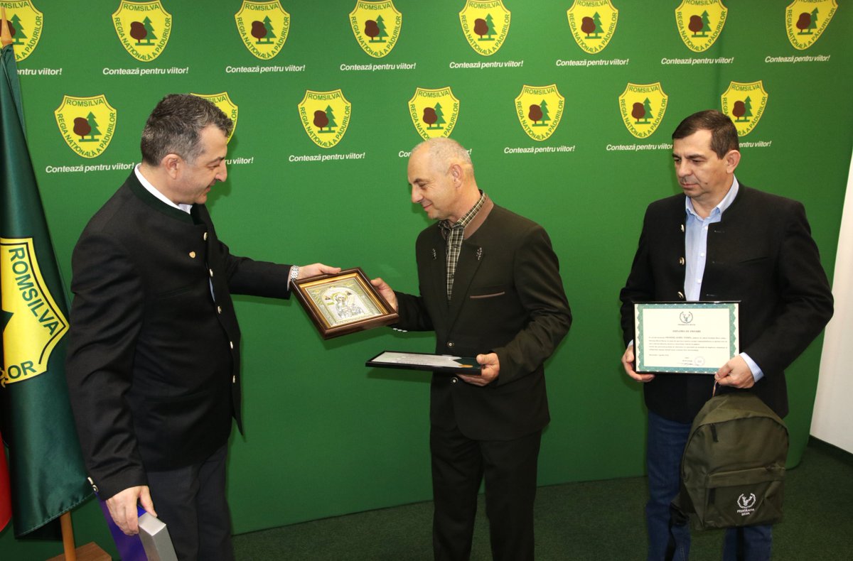 RNP_Romsilva's tweet image. Aurel Frandeș, pădurar în cadrul Ocolului Silvic Luduș, a fost premiat miercuri, 1 aprilie, de către directorul general al #Romsilva, Jean Vișan, în cadrul unui eveniment organizat la sediul central al regiei.

link comunicat:

shorturl.at/uh7Vg

#Romania #forestry