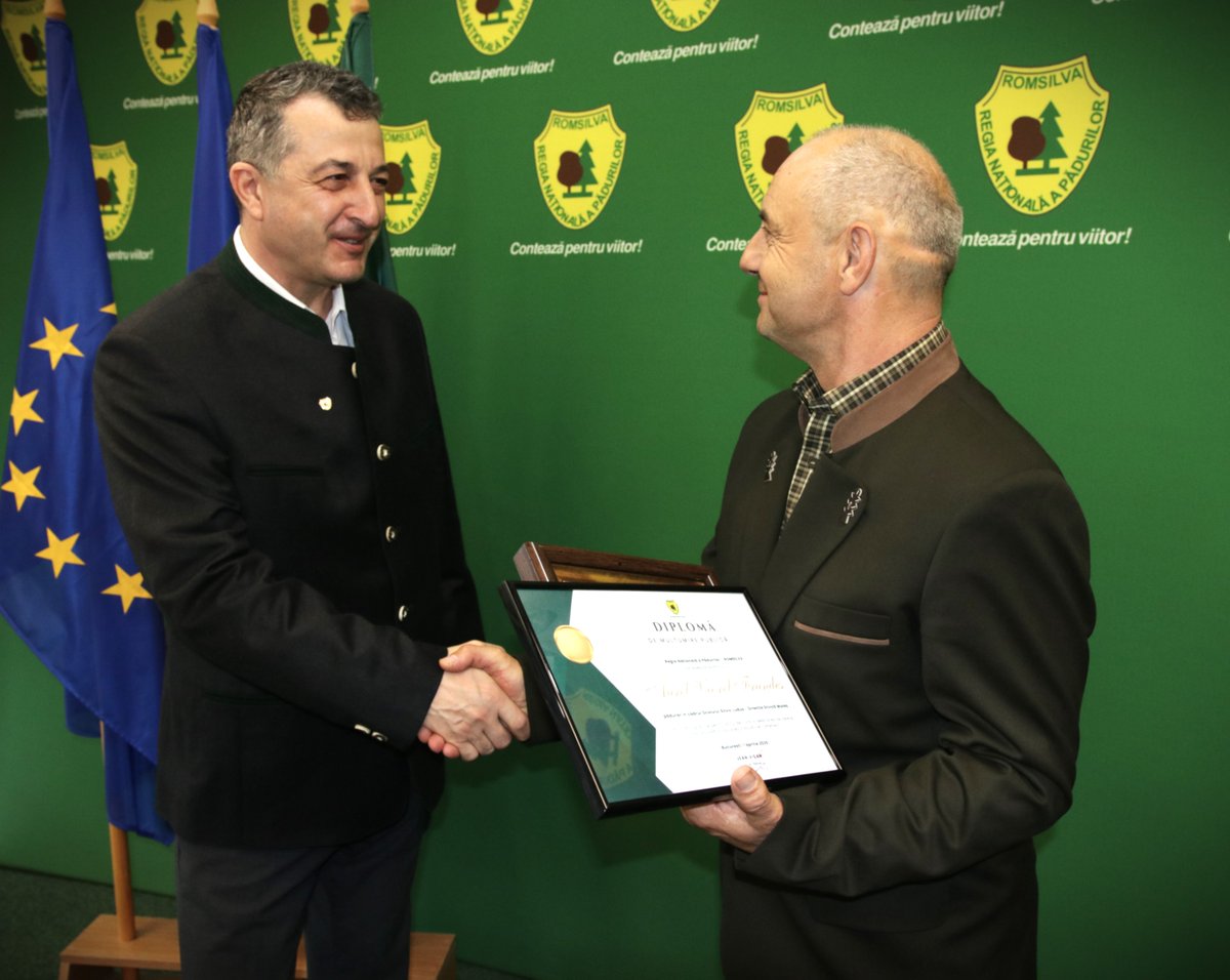 RNP_Romsilva's tweet image. Aurel Frandeș, pădurar în cadrul Ocolului Silvic Luduș, a fost premiat miercuri, 1 aprilie, de către directorul general al #Romsilva, Jean Vișan, în cadrul unui eveniment organizat la sediul central al regiei.

link comunicat:

shorturl.at/uh7Vg

#Romania #forestry