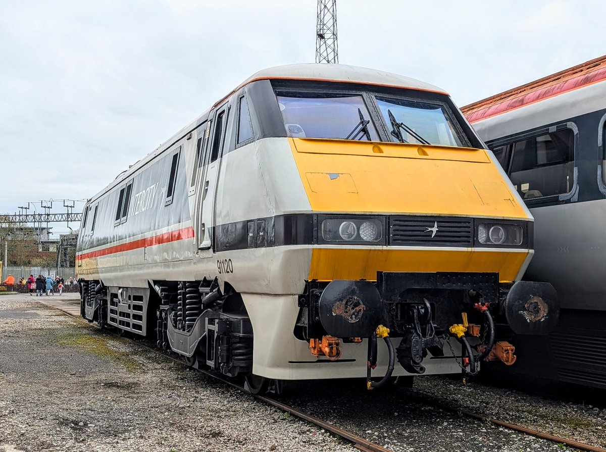 DownOnTheStour's tweet photo. Good Afternoon from Crewe HC 🙌
First Visit of the year with the little one and my first chance to finally see 90050. Have to say it looks great 🙌
#DOTS #railwayphotography #trainphotography #class91 #skoda #class87 #pendolino #virgintrains https://t.co/3j8PTg0o69