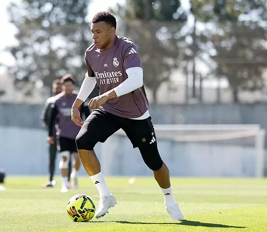 (fan) REAL MADRID FANS 🤍 tweet media