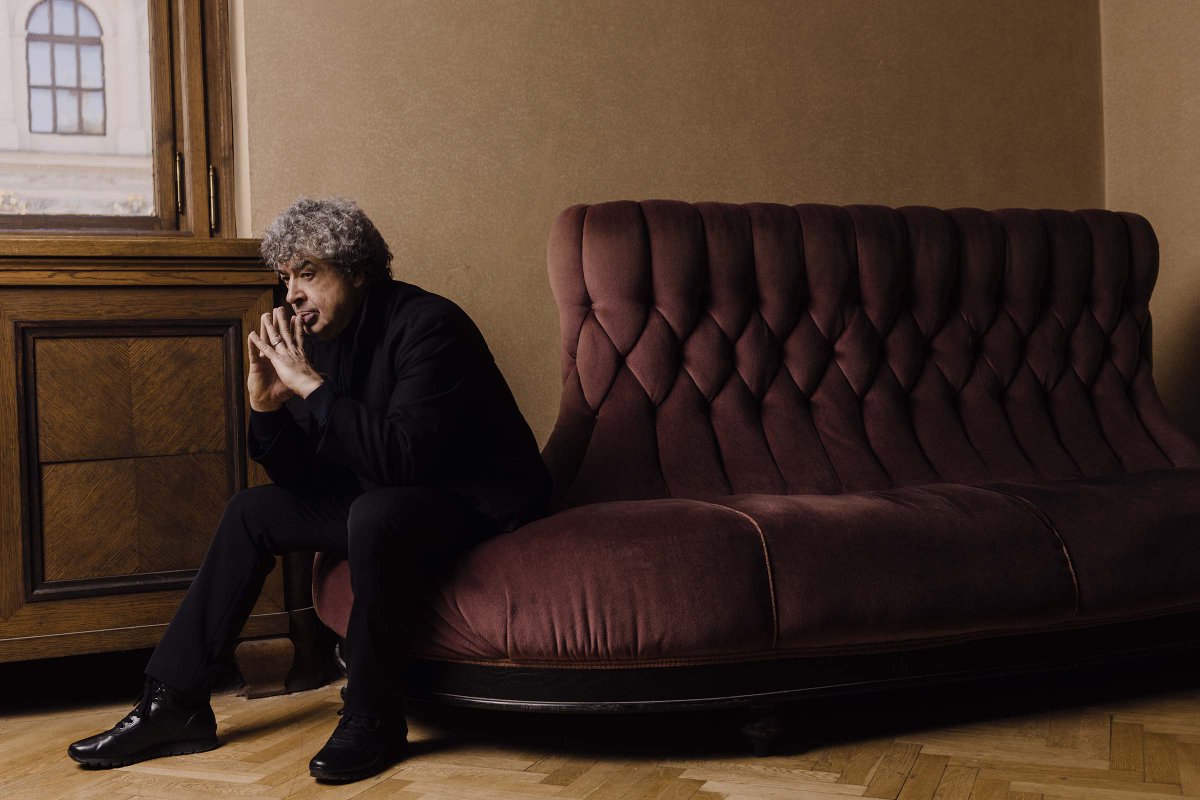 SemyonBychkov1's tweet photo. A special message from Semyon Bychkov to all those who have purchased the earlier symphonies of his Mahler cycle with the Czech Philharmonic:

"My warmest thanks to those who have shared kind messages about the Mahler recordings... 1/3 https://t.co/cPpaa4QqiK