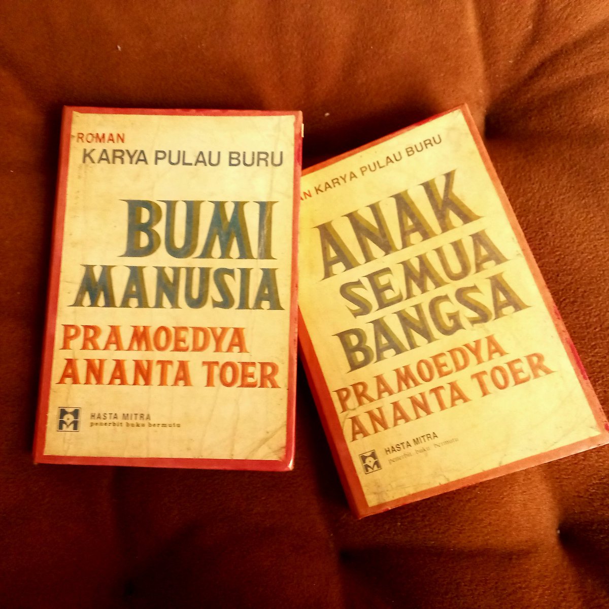DUA DARI TETRA

Melalui lika-liku klandestin, dua buku ini resmi termiliki tahun 1993. Kondisi aman karena kaver soft dibending ulang jadi hard. Terbitan Hasta Mitra, cetakan keempat 1980. Tersimpan 33 tahun, kan kulepas dengan "mahar yang sesuai". Yang minat, dm saja.