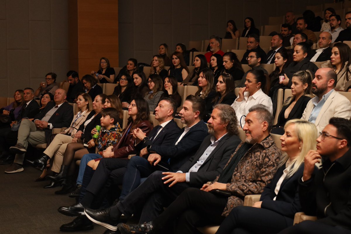 ggydankara2003's tweet photo. GGYD Akademi Koordinatörlüğü kapsamında, GGYD üyemiz, Kulis Sanat Akademi kurucusu ve oyuncu Serkan Melikoğlu’nun eğitmenliğinde düzenlenen “Doğru ve Etkili Konuşma” eğitimi, Panora Kulis Sanat Tiyatrosu’nda gerçekleştirildi.

Eğitime katılan dernek üyelerimize sertifikaları verilirken, GGYD Genel Başkanımız M. Nezih Allıoğlu tarafından eğitmenimiz Serkan Melikoğlu’na plaket takdim edildi. 

💫Yoğun ilgiyle gerçekleşen eğitim programında, katılımcılar hem teorik hem de uygulamalı içeriklerle etkili iletişim becerilerini geliştirme fırsatı buldu. Eğlenceli ve akıcı anlatımıyla programa değer katan kıymetli üyemiz Serkan Melikoğlu’na ve katılan tüm üyelerimize teşekkür ederiz.

@nezihallioglu 

#GGYDHepİleri