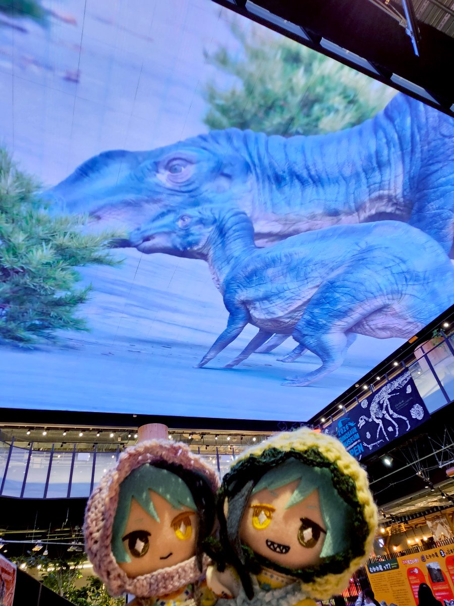 867gi_510's tweet photo. 🦈きょうりゅうのおやこのむーびー、ちっちゃいのかわいいー
🐬とおもって見ていたら、さいごにこどものきょうりゅうが、もささうるすにたべられてしまいました。しょうげきのらすとです
🦈これがじゃくにくきょうしょくぅ…
🐬うみのせかいとおなじく、きびしいせかいです　#twstぬい撮り部 https://t.co/4HpZGORK4b