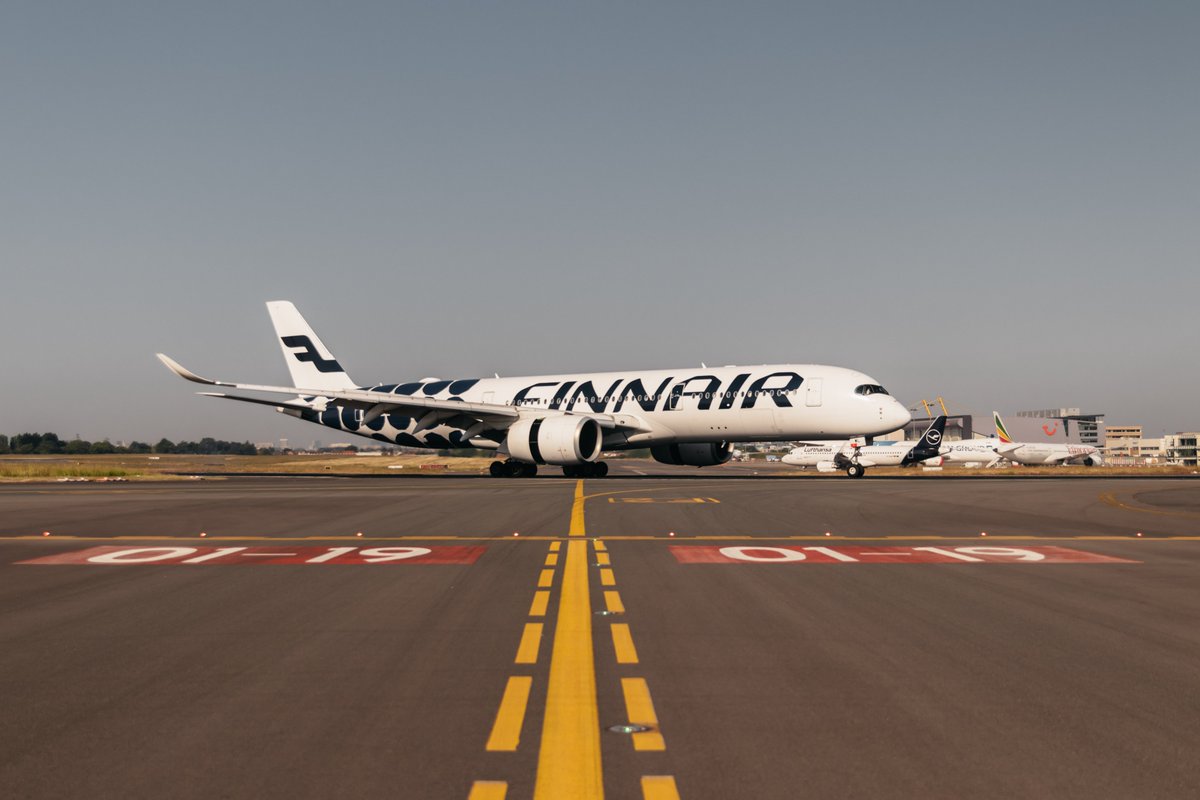 BrusselsAirport's tweet image. Today we celebrate 60 years of @Finnair at #BrusselsAirport and a long-standing connection between Belgium and the Nordic region. To mark this milestone, passengers on today’s Finnair flight to #Helsinki received Belgian chocolates. Thank you, #Finnair, for six decades of