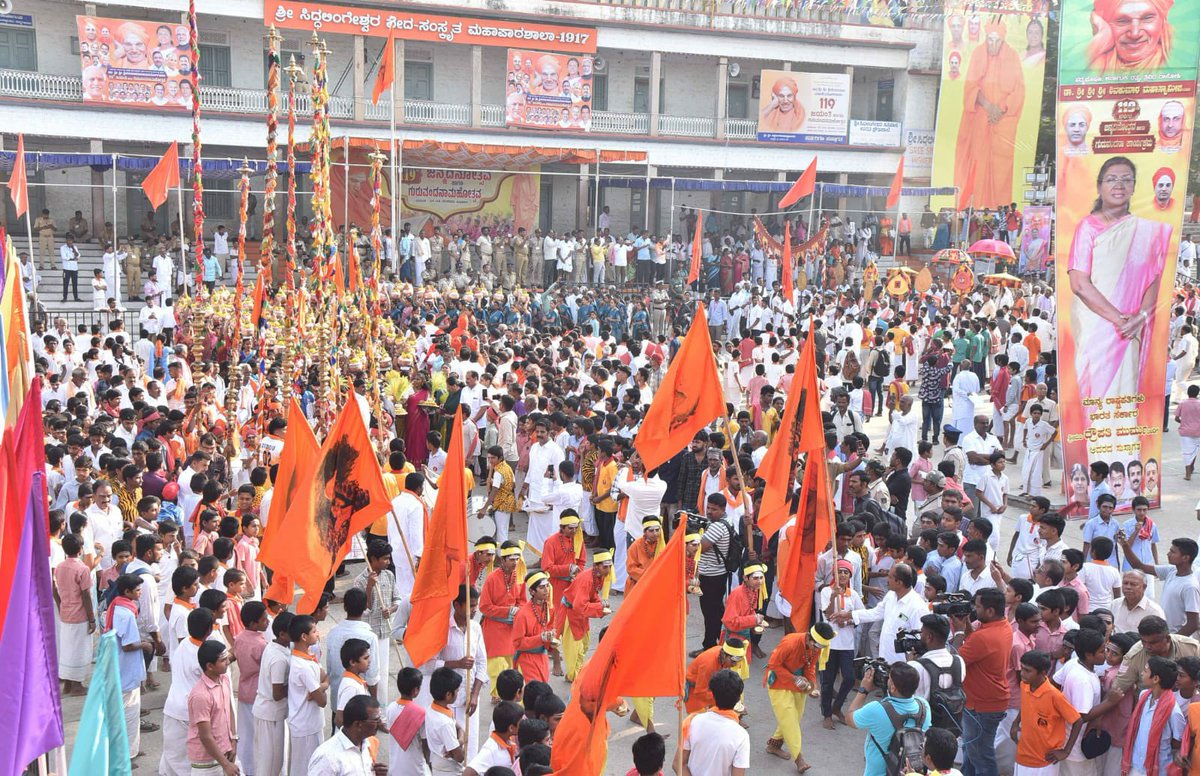 VSOMANNA_BJP's tweet photo. ದೇವಲೋಕವಾದ ಸಿದ್ದಗಂಗೆ!

ಗೌರವಾನ್ವಿತ ರಾಷ್ಟ್ರಪತಿಗಳಾದ ಶ್ರೀಮತಿ ದ್ರೌಪದಿ ಮುರ್ಮು ಅವರೊಂದಿಗೆ ತ್ರಿವಿಧ ದಾಸೋಹಿಗಳು, ನಡೆದಾಡುವ ದೇವರು, ಪರಮಪೂಜ್ಯರಾಗಿದ್ದ ಶ್ರೀ ಶ್ರೀ ಶ್ರೀ ಡಾ. ಶಿವಕುಮಾರ ಮಹಾಸ್ವಾಮೀಜಿಗಳವರ ಗದ್ದುಗೆಯ ದರ್ಶನಾಶೀರ್ವಾದ ಪಡದ ಭಕ್ತಿಪೂರ್ವಕ ಕ್ಷಣಗಳು.

ತಮ್ಮ ಸುದೀರ್ಘ ಬದುಕಿನುದ್ದಕ್ಕೂ ಬಡವರ, ದೀನ ದಲಿತರ ಸೇವೆಯನ್ನೇ ಉಸಿರಾಗಿಸಿಕೊಂಡು, ಕಾಯಕವನ್ನಾಗಿಸಿಕೊಂಡು ಶ್ರಮಿಸಿದವರು ಪೂಜ್ಯ ಶ್ರೀ ಶ್ರೀ ಶ್ರೀ ಡಾ.ಶಿವಕುಮಾರ ಮಹಾಸ್ವಾಮೀಜಿಗಳವರು. ಲಿಂಗ, ಜಾತಿ, ಧರ್ಮ ಬೇದವಿಲ್ಲದೇ ಸರ್ವರನ್ನೂ ಸಮಾನರನ್ನಾಗಿ ಕಂಡು, ಅನ್ನ ಹಾಗೂ ಶಿಕ್ಷಣ ದಾಸೋಹದ ಮೂಲಕ ಲಕ್ಷಾಂತರ ಮಕ್ಕಳ ಜೀವನವನ್ನು ಸಮೃದ್ಧವಾಗಿ ರೂಪಿಸಿ; ಸುಭದ್ರ ಸಮಾಜ ನಿರ್ಮಾಣಕ್ಕೆ ಪರಮಪೂಜ್ಯರು ನೀಡಿದ ಕೊಡುಗೆ ಅಪೂರ್ವವಾದುದು. ಅವರೊಂದಿಗೆ ಕಳೆದ ಕ್ಷಣಗಳು, ಅವರು ನೀಡಿದ ಮಾರ್ಗದರ್ಶನದ ಹಿತನುಡಿಗಳು ನಮ್ಮಗಿನ್ನೂ ಸದಾ ಪ್ರೇರಣೀಯ. ನಾಡನ್ನು ಉದ್ಧರಿಸಿದ ಆ ಮಹಾ ಚೇತನಕ್ಕೆ ಪ್ರಣಾಮಗಳನ್ನು ಸಲ್ಲಿಸುತ್ತೇನೆ.

Siddaganga, Truly A Divine Abode!

Along with Hon’ble President Smt. Droupadi Murmu ji, it was a deeply devotional moment to receive blessings at the sacred Gaddige of Trividha Dasohi, the walking god, revered Dr. Sri Sri Sri Shivakumara Mahaswamiji.

Throughout his long life, Mahaswamiji dedicated himself to the service of the poor, the downtrodden, and the needy, making service his very breath and life’s work. Treating everyone equally beyond barriers of caste, religion, or gender, he transformed the lives of lakhs of children through Anna and Akshara Dasoha and contributed immensely to building a strong and compassionate society.

The moments spent with him and his words of guidance continue to inspire us even today. I offer my humble pranams to that great soul who uplifted our society.