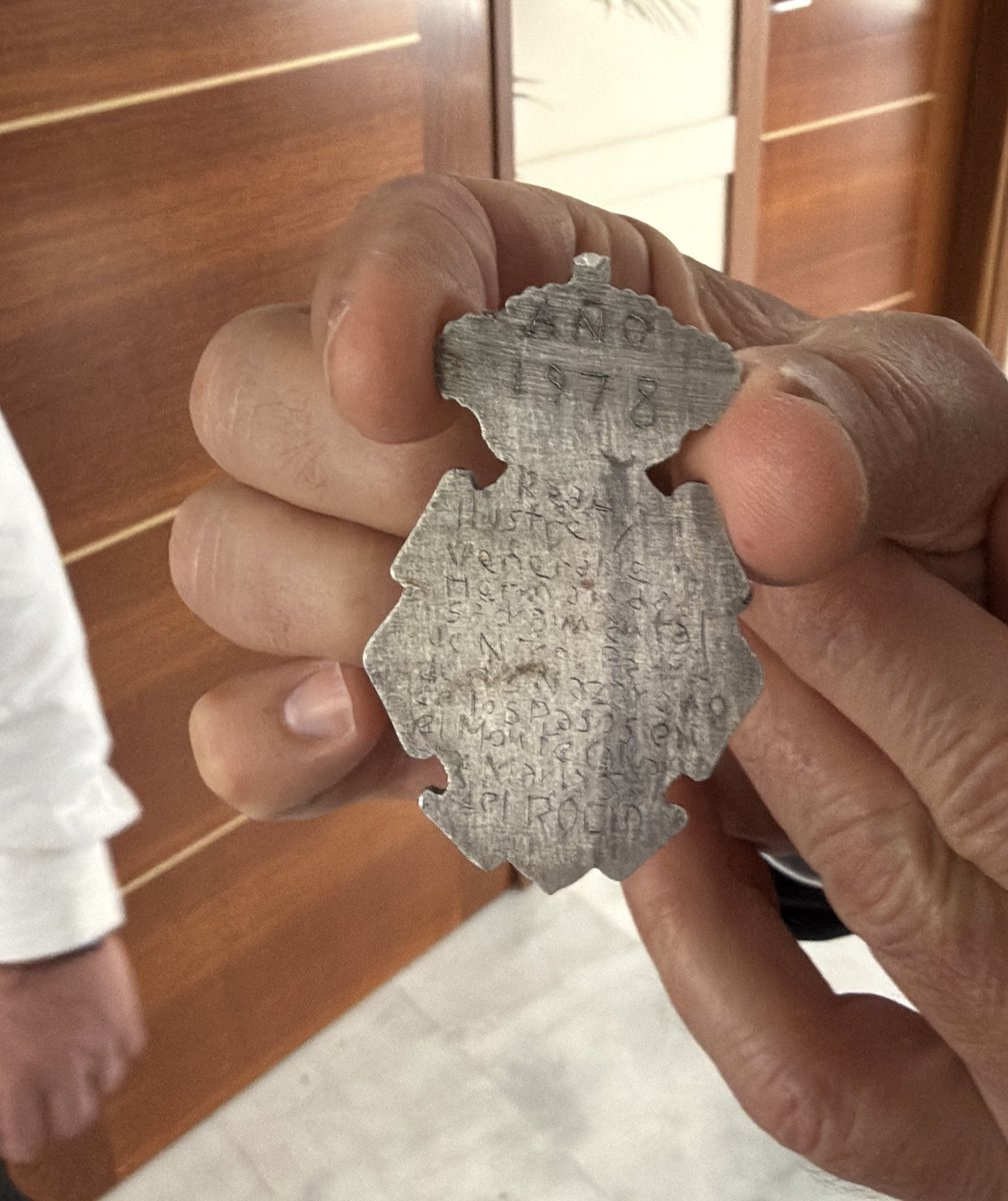 un año tendría el Cristo cuando se labró a mano y con un punzón el título de la hermandad en esta medalla del 78

reliquias que le llegan a uno