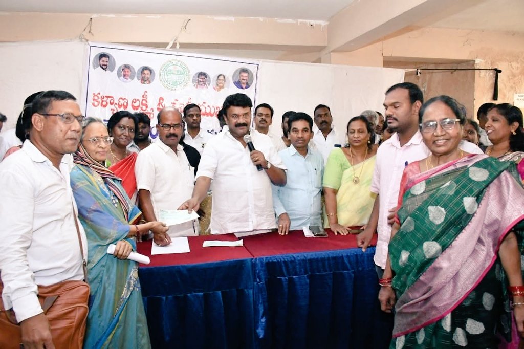 YadavTalasani's tweet image. Distributed Kalyana Lakshmi &amp;amp; Shaadi Mubarak cheques to 82 beneficiaries at Secunderabad Tahsildar Office, reaffirming our commitment to empowering underprivileged families. #Welfare #Empowerment #BRSParty