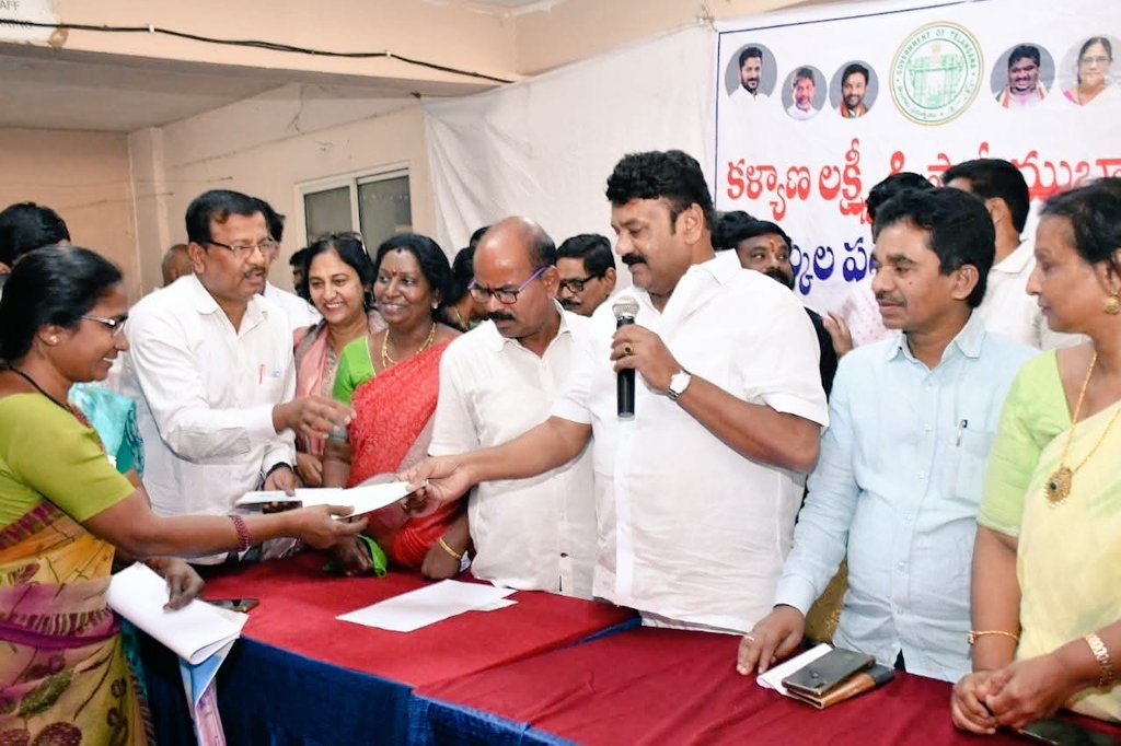 YadavTalasani's tweet image. Distributed Kalyana Lakshmi &amp;amp; Shaadi Mubarak cheques to 82 beneficiaries at Secunderabad Tahsildar Office, reaffirming our commitment to empowering underprivileged families. #Welfare #Empowerment #BRSParty