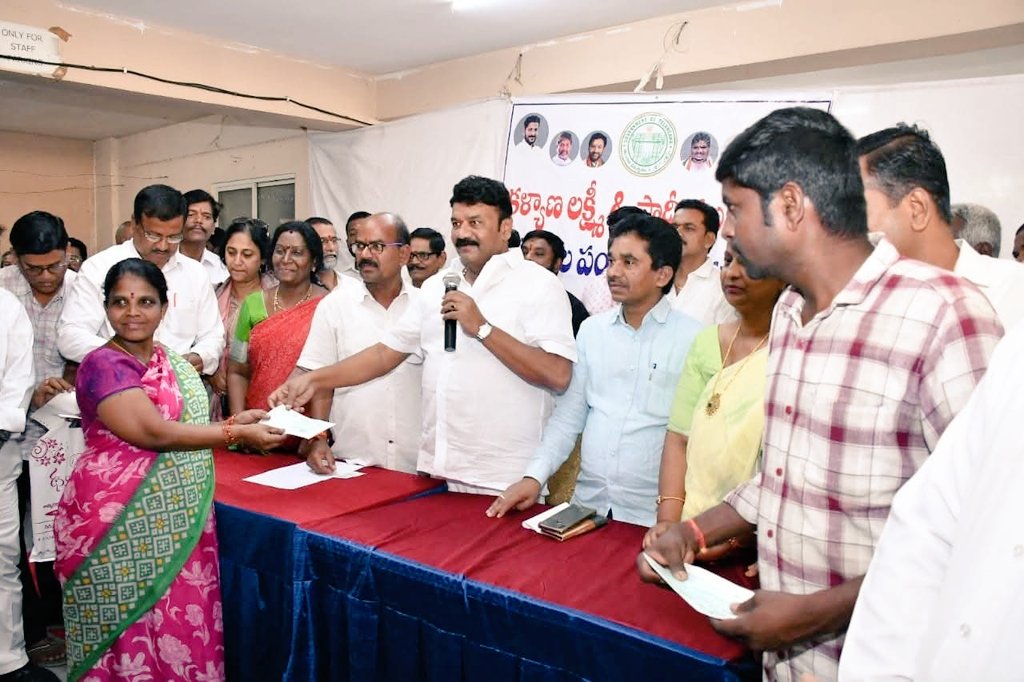 YadavTalasani's tweet image. Distributed Kalyana Lakshmi &amp;amp; Shaadi Mubarak cheques to 82 beneficiaries at Secunderabad Tahsildar Office, reaffirming our commitment to empowering underprivileged families. #Welfare #Empowerment #BRSParty