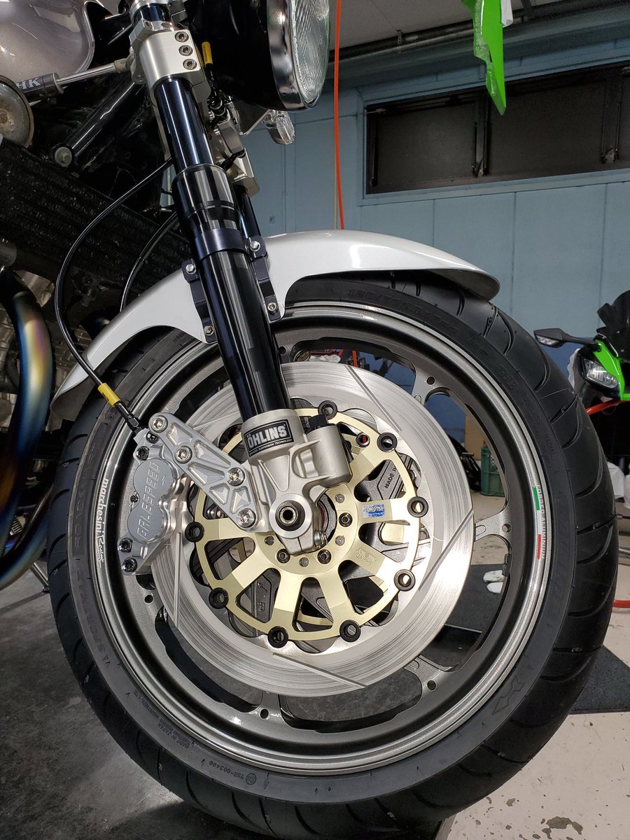 このキャリパー人気です。 #XJR1300 銀の車体に銀のキャリパー