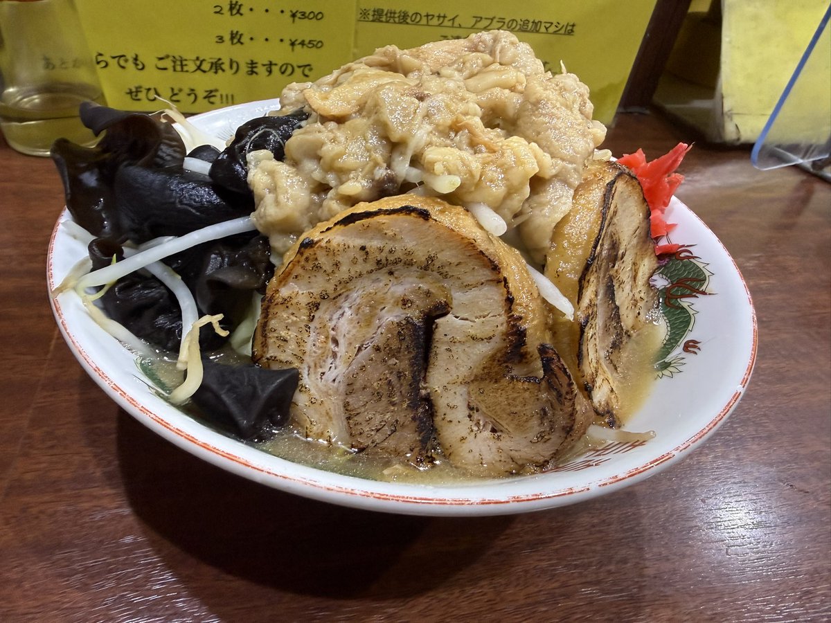 omiya_0150's tweet photo. 春休みなれど、私の実家が近いがゆえ、
我が子たちはここぞとばかりに祖母宅へ。
ならば、私もここぞとばかりにパワーチャージをしようじゃないか！
という事で、平塚の豚んちさんで、
小ラーメン、全マシ、キクラゲTP。
大変美味しゅうございました。

#豚んち https://t.co/BtnktpUC8i
