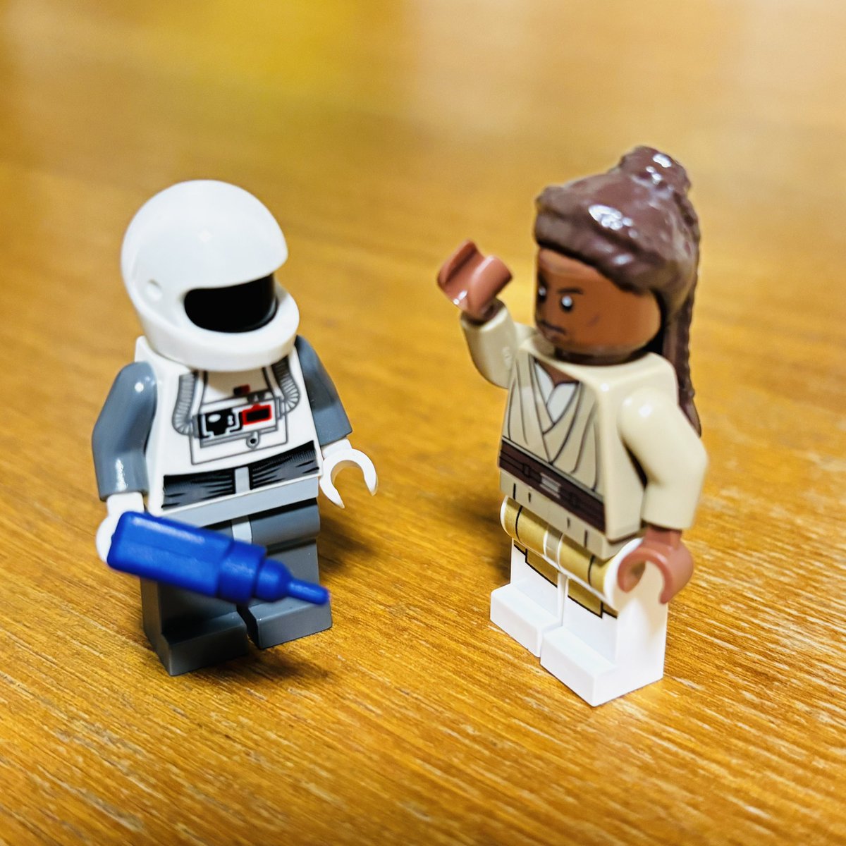 WBWB63's tweet photo. マーダーボット弊機とメンサー博士
「自分たちを助けてくれる誰かとしてあなたを見たいのよ」の場面と、ビーコン発射場面をレゴで！ https://t.co/XI2eSizxvp