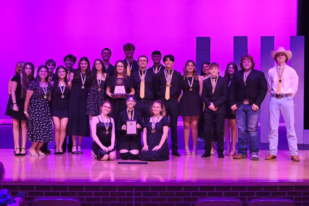 jillmsiler's tweet photo. Congratulations to the @GunterHSTigers and their One Act Play cast who advanced to Area! 🙌🏻 Way to go @caleb_siler 👏🏻👏🏻👏🏻 https://t.co/Kux8qfFpKp