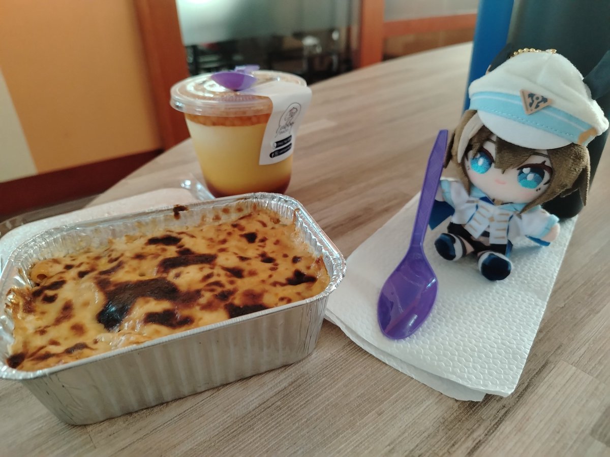 FriedrichHohen4's tweet photo. Campus fair so I got Cheval something delicious 

#Umamusume https://t.co/NkmuH9JnWL