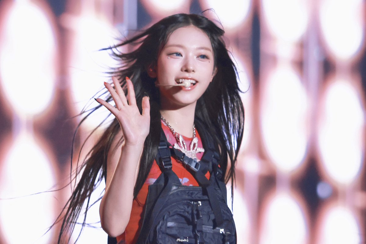 Aash0302's tweet image. the last cat🐈‍⬛
#newjeans #haerin #해린 
 #AprilFoolsDay