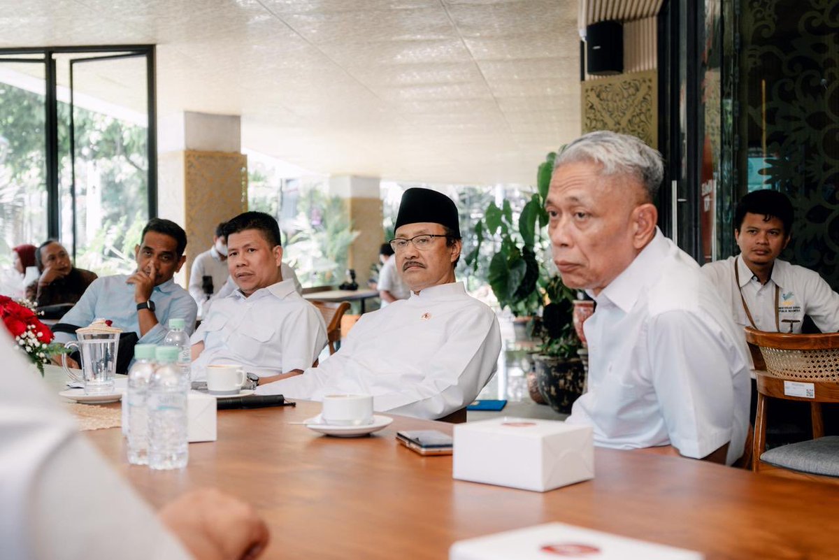 KemensosRI's tweet photo. Menteri Sosial Saifullah Yusuf (Gus Ipul) mendorong Pemerintah Kabupaten (Pemkab) Ogan Komering Ulu (OKU) Timur dan Kab. Sambas segera membangun Sekolah Rakyat. Program pendidikan gratis gagasan Presiden Prabowo Subianto ini sangat bermanfaat untuk memutus mata rantai kemiskinan. https://t.co/lXcOqgfHFD