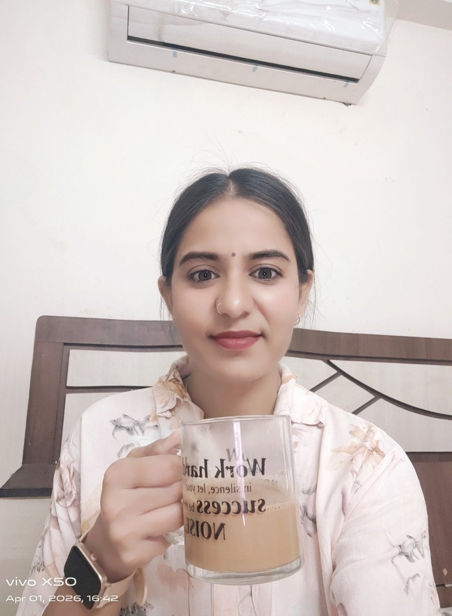 sushilakajla2's tweet photo. क्या तुम्हें याद है???
हां, मुझे याद है...

तन्हा शामों में तेरा चुपके से आना याद है,
गेट के पीछे खड़े होकर मुझे डराना याद है।
उंगलियां बालों में सहलाकर जगाना याद है,
अदरक वाली चाय बनाकर पिलाना याद है।। https://t.co/1JKd3voxwi
