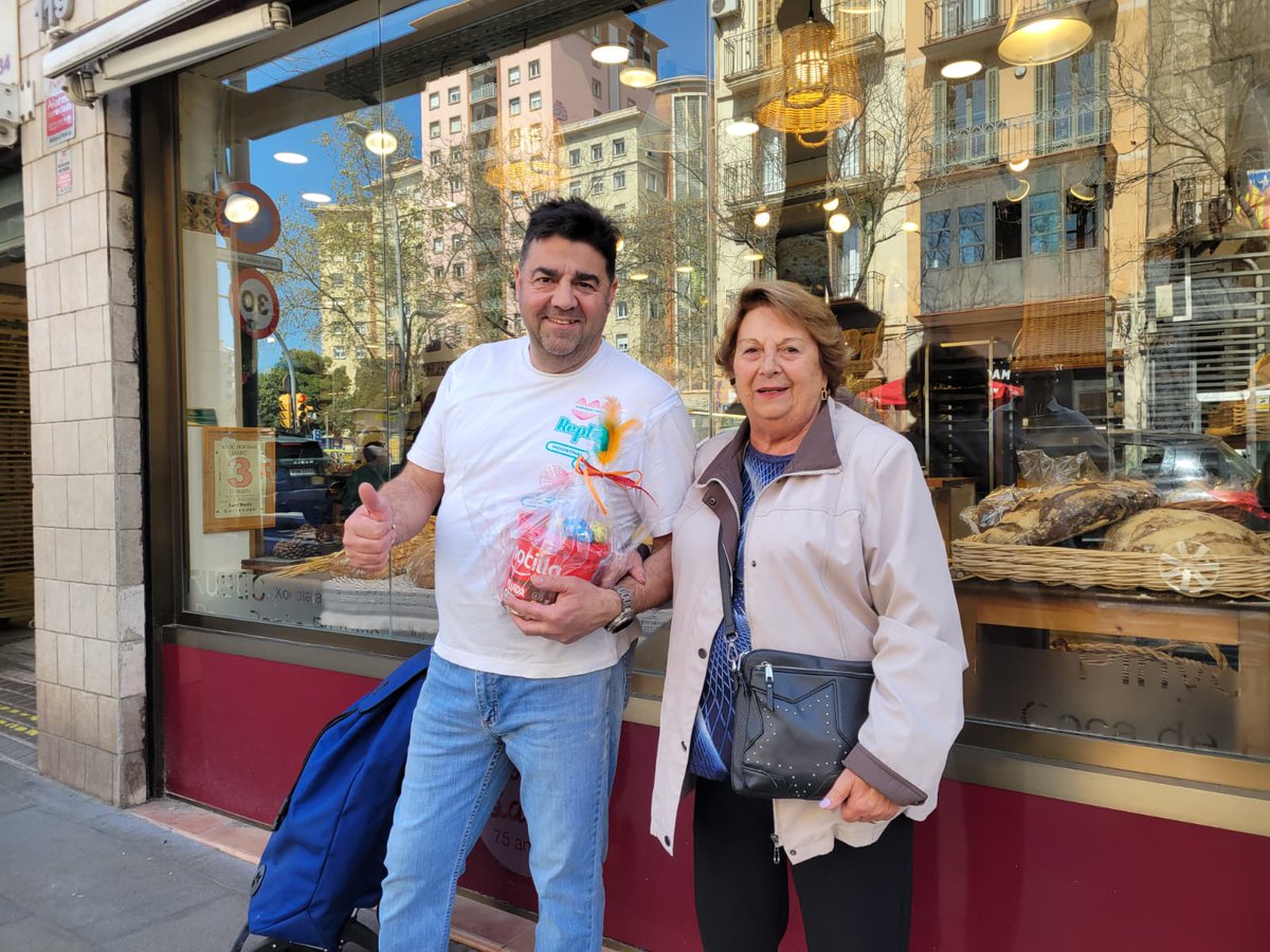 sants3radio's tweet photo. Les #mones de #Pasqua del Barça i l’Spider-Man o el clàssic ou de xocolata triomfen davant les noves modes.🥚🍩
Al #SantsMontjuïcAlDia en @PauGatell entrevista Forn Baltà, Pastisseria Vives i Bomboneria Pons.
🎧Audio👉https://t.co/I8DtK4oE1O
📰Notícia📸👉https://t.co/twekucM91u https://t.co/SiFSK0wRB1