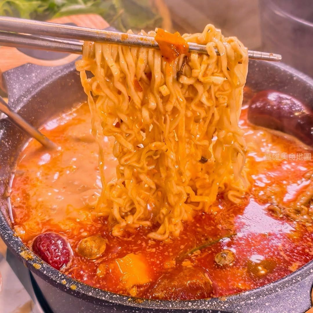 The thing I long for most when night falls is grilled lamb chops, as they are incredibly crispy and utterly irresistible.