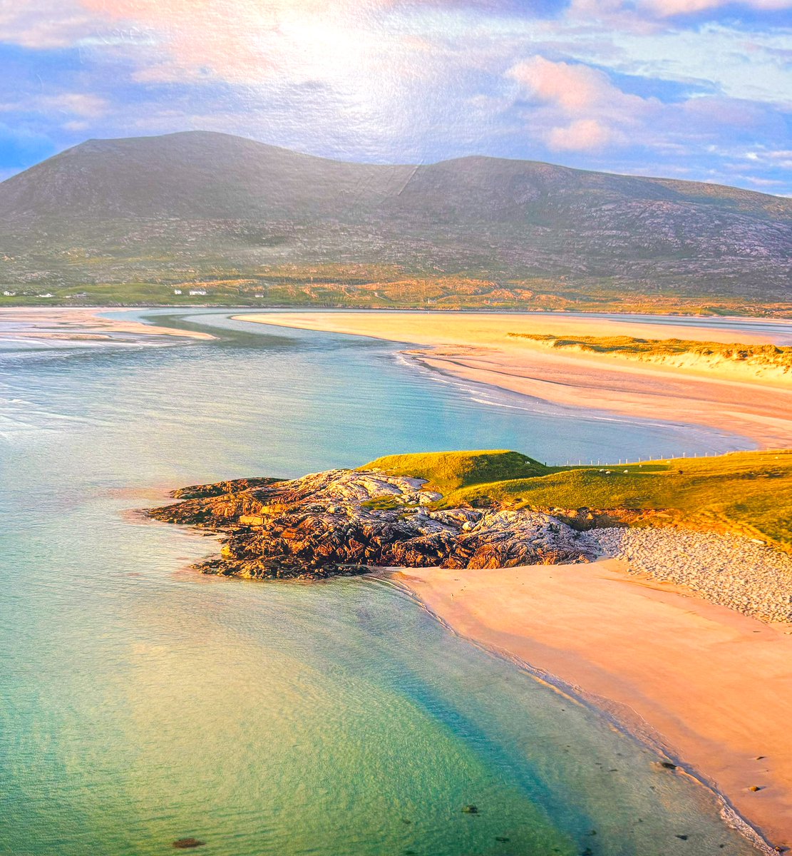 JamesMelville's tweet photo. Luskentyre beach, Isle of Harris, Scottish Highlands. 🏴󠁧󠁢󠁳󠁣󠁴󠁿

(Image credit: Helen Hotson / Alamy) https://t.co/szGYi73cP8