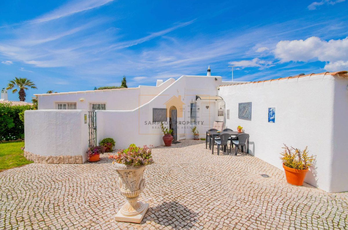 PropertySampson's tweet photo. For sale in Quinta do Paraíso, Carvoeiro: 3-bed single-storey villa with pool, garage &amp; sea-view roof terrace.

Prime location, walk to centre. Set on 1,110m² plot, 212m² build, renovated &amp; fully equipped. Ideal home or investment in the Algarve. 

info@sampsonproperty.com https://t.co/HDJ2PuwHpS