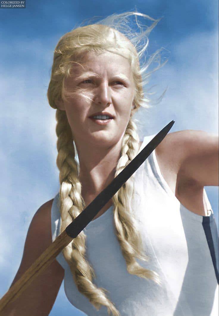 White Knight tweet media