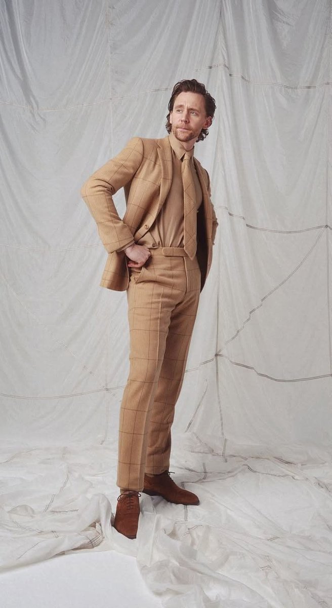 Aw, a 'challenging pose' and great shoes. 👍🤟
#TomHiddleston for 'The Guardian Saturday Magazine'  (2022). 🪶🌼