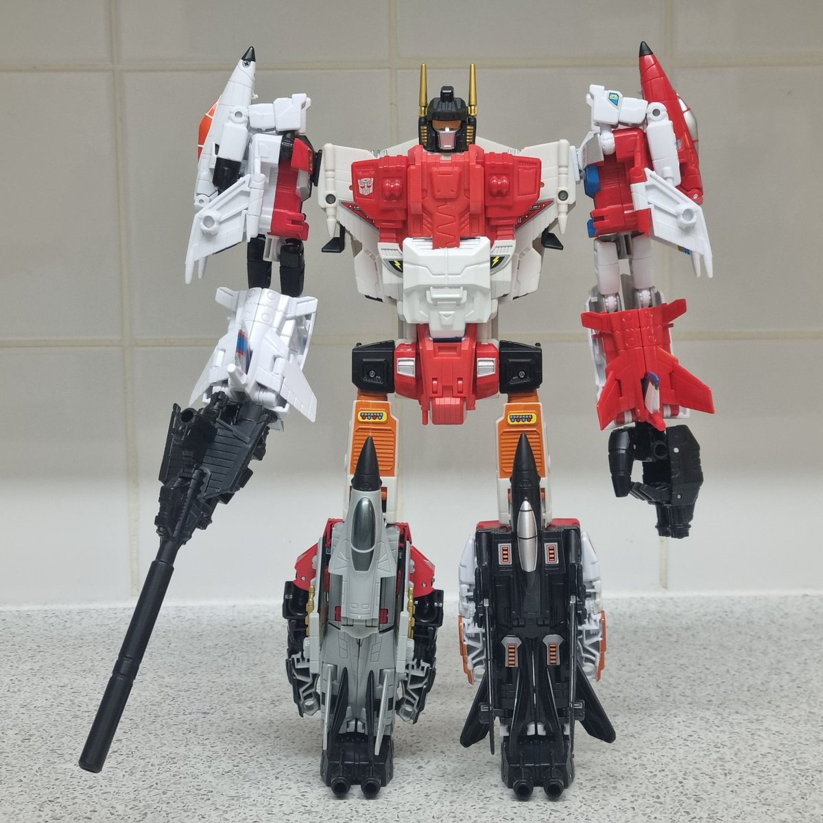 Charrscream's tweet photo. SMALL SALES THREAD

My brother is looking to get rid of his Combiner Wars Bruticus and Superion, so is having me sell them for him (1/3) https://t.co/fj2jblFxyR