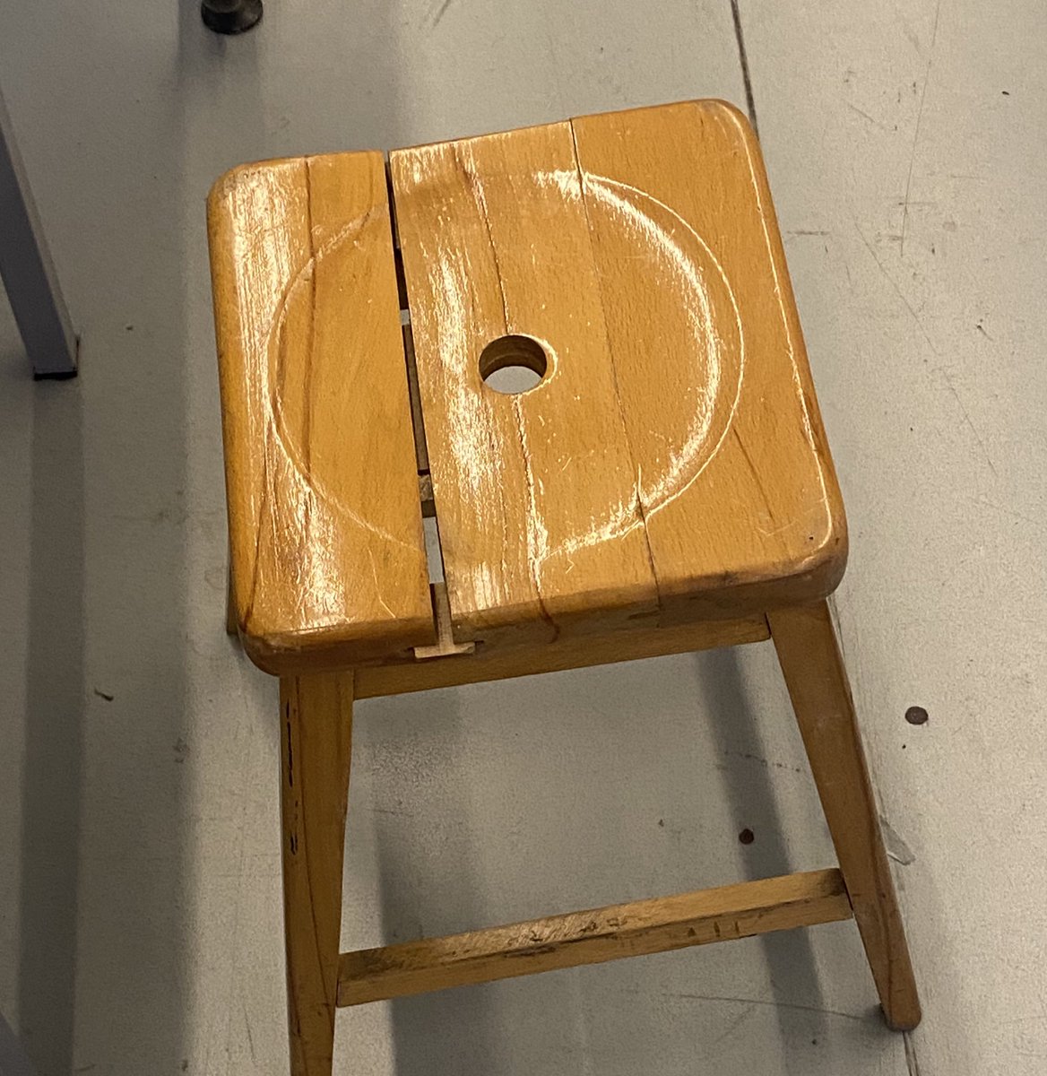 taburelerin ortasındaki bu boşluğun, külah dondurmayı park etmek için olduğunu kaç yaşında öğrendiniz?