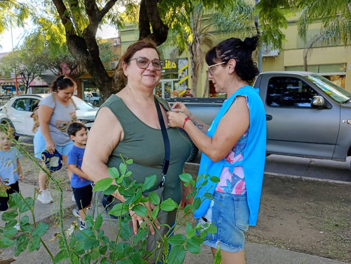 📍 #RoquePérez: Jornada de concientización en el Día Mundial del Cáncer Colorrectal 💙

Promotores de salud recorrieron las plazas Mitre y Roma brindando:

✅ Información sobre detección temprana.
✅ Controles de salud.
✅ Entrega de lazos simbólicos.

<a href="/SaludBAP/">SaludBAP</a> 
<a href="/AbordajeSalud/">Abordajes Territoriales de Salud en PBA</a>