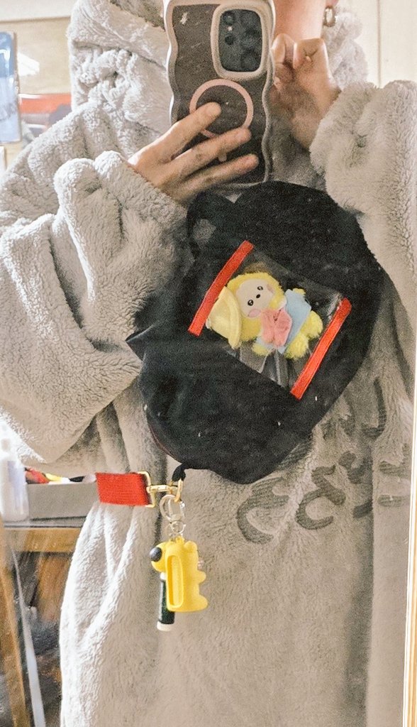 칭구덜아  내 콘서트가방좀 봐죵
 손가방.크로스백.슬링백 원하는대로 사용쌉가능
일단 겁나가벼웡
앞투명주머니엔 최애포카나 쪽구미 인형 넣어주고
아미밤칸막이는 분리가능해서  평소엔 빼고다니거나 팩트넣어다녀두 죠와
지퍼주머니도 있어서 작고소듕한거 넣기도 죠와~~
<a href="/winter_V_bear/">뷔적당근</a> 킹왕짱