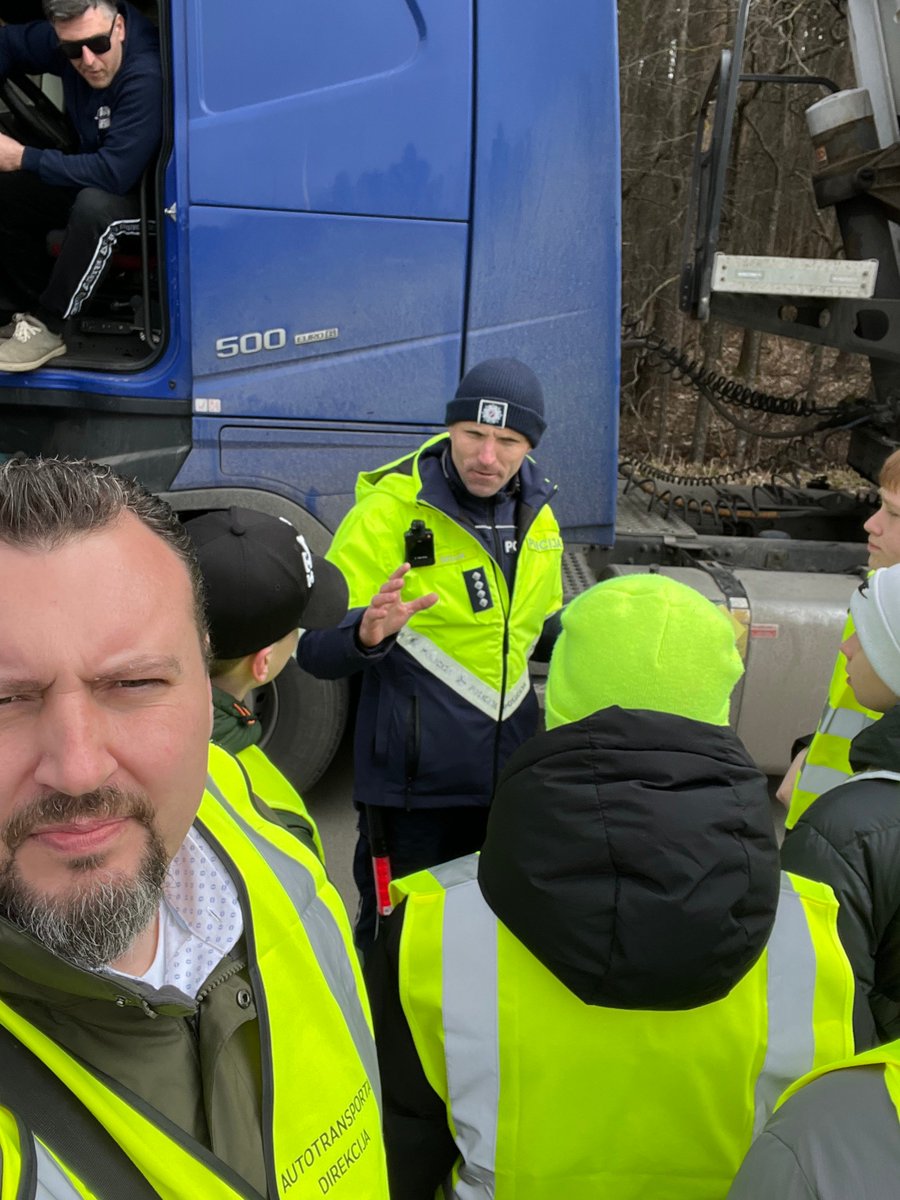 ATD_LV's tweet photo. 🔎 Šogad 1. aprīlī, @JALatvia rīkotajā Ēnu dienā ATD uzņēma 9 jauniešus no Rīgas, Babītes un Jelgavas skolām, kuri ēnoja starptautisko autopārvadājumu un komunikācijas profesionāļus. Paldies arī @Valsts_policija un @CSDD_LV par atbalstu.
👉 Uzzini vairāk: https://t.co/bQ1QR1bwkN https://t.co/MtSTaA27jH