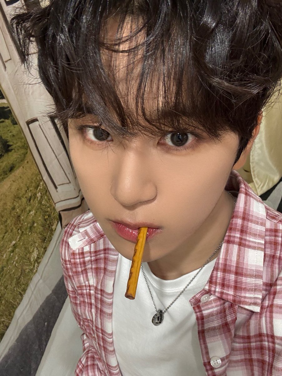 LUN8_members's tweet photo. [#준우]
즐거운 빼빼로데이🖤

#루네이트 #LUN8 #빼빼로데이 https://t.co/Fbs7LrrTfQ