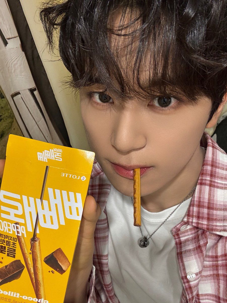 LUN8_members's tweet photo. [#준우]
즐거운 빼빼로데이🖤

#루네이트 #LUN8 #빼빼로데이 https://t.co/Fbs7LrrTfQ