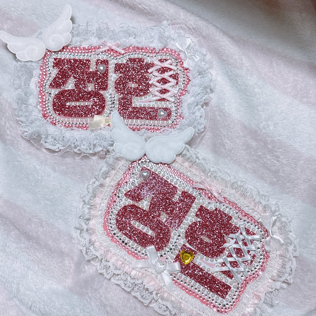Pyung1004's tweet photo. ♡［NEW_ ] ENCORE CONCERT ♡
 🤍🧡 앙콘 첫콘 나눔 공지 🧡🤍

☆ 나눔물품 - 정한&amp;승관 미니 네임보드 / 레이스탑꾸
☆ 인증 - 본 나눔 트윗 #rt
☆ 장소 및 시간 - 당일 타래에 공지
☆ 나눔수량 - 네임보드 정한/ 승관 각 2개씩
- 레이스탑꾸 5개 = 총 9개

☆ 나눔은 선착순으로 진행됩니다! https://t.co/Xwu0ANGxSD