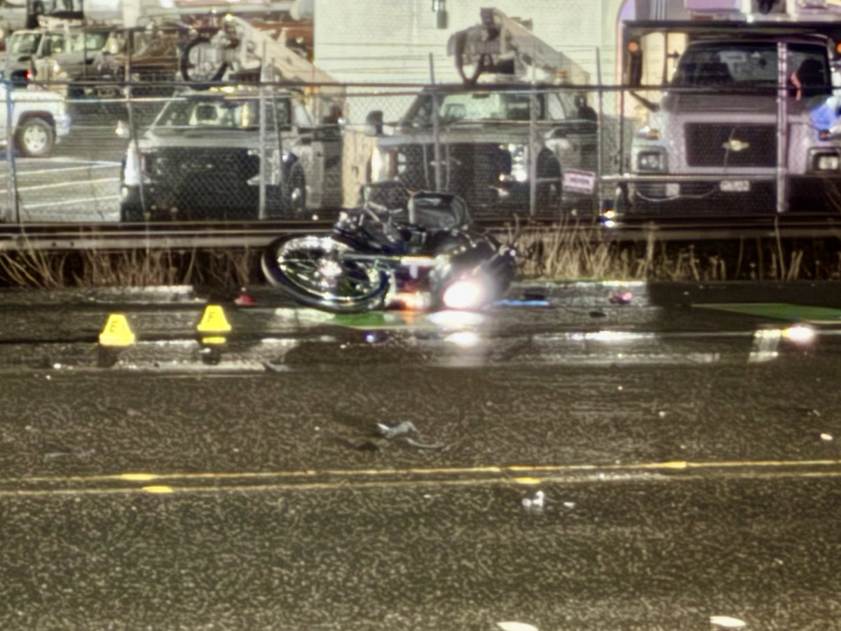 MikeKATU's tweet image. TRAFFIC ALERT:   NE Sandy Blvd is CLOSED between NE 138th to 141st after a deadly crash involving a motorcycle.  The other driver remained on scene and is talking with police.  Avoid this area, stay with @KATUNews for more info #LiveOnK2 #pdxtraffic