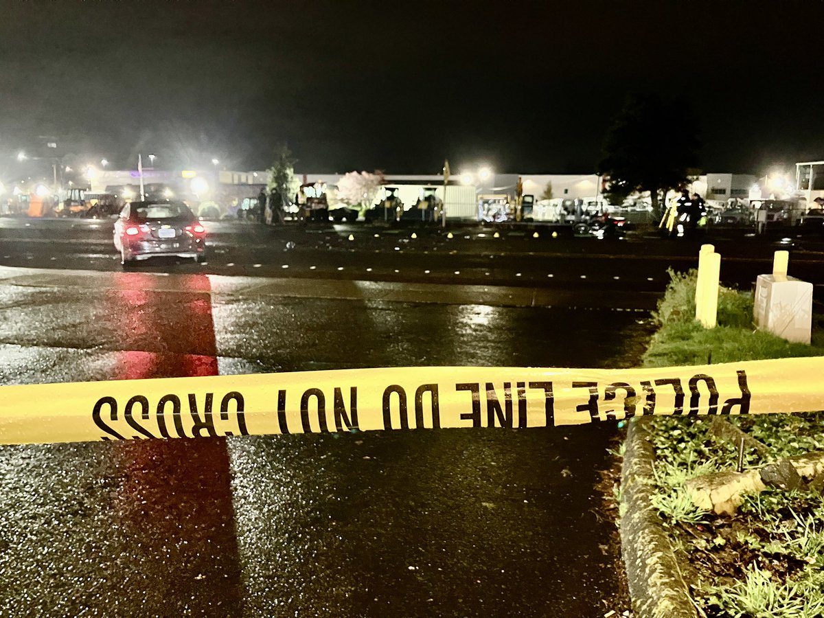 MikeKATU's tweet image. TRAFFIC ALERT:   NE Sandy Blvd is CLOSED between NE 138th to 141st after a deadly crash involving a motorcycle.  The other driver remained on scene and is talking with police.  Avoid this area, stay with @KATUNews for more info #LiveOnK2 #pdxtraffic