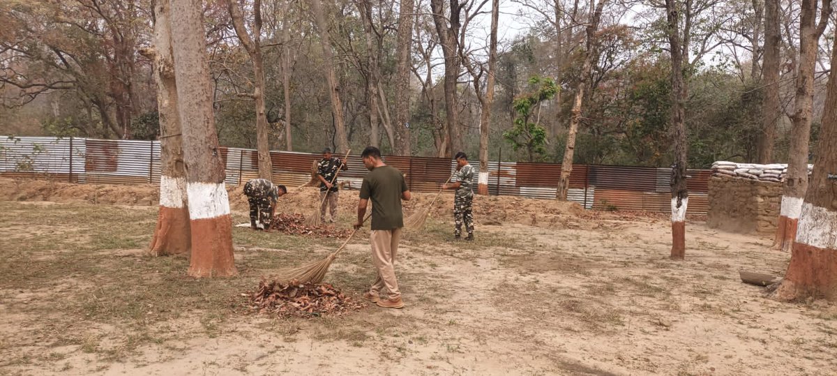 9BnSSB_INDIA's tweet photo. सीमा चौकी पर ड्यूटी कर रहे SSB जवानों ने स्वच्छता कार्य कर अनुशासन और कर्तव्यनिष्ठा की मिसाल पेश की।
#SSB_INDIA
#FTRSSBLUCKNOW
#SSBSHQGKP
#CleanCamp
#SwachhCampus
#SeemaSuraksha
#FitJawan
#NationFirst https://t.co/ydZbm7lrPY