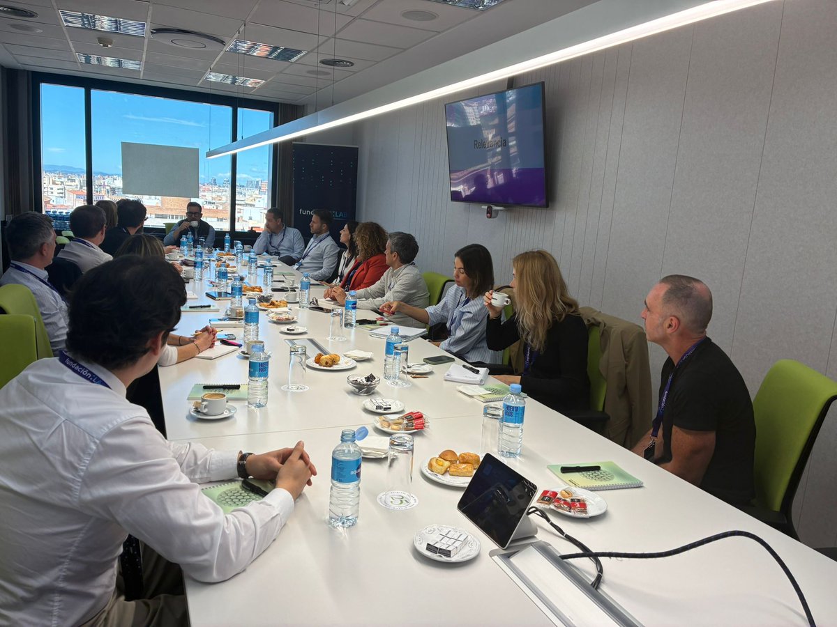 FundacionLAB's tweet image. 🚀 Desde Fundación LAB, hemos celebrado un taller de #DesignThinking para directivos impartido por Juan Carlos Velten, socio fundador de Innovation Lab y cofundador de #Swim y #Sofcoin en las oficinas de nuestro patrono @Deloitte_ES.