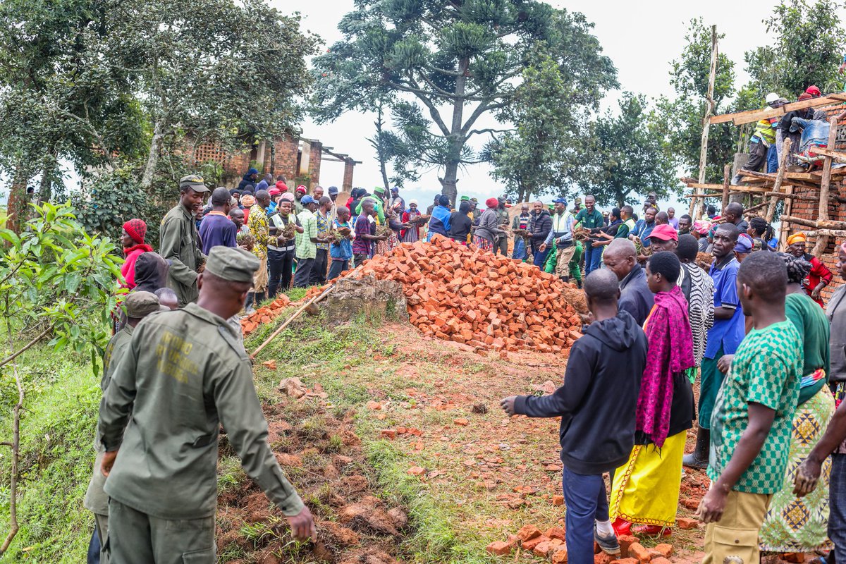 GakenkeDistrict's tweet photo. Binyuze muri gahunda y’ibikorwa by’Ingabo na Polisi byo gufasha abaturage mu mibereho n’iterambere, uyu munsi Visi Meya ushinzwe Iterambere ry’Ubukungu @AimeNiyonsenga n’abaturage ba #Mugunga & #Rusasa bakoranye umuganda wo gutunganya Site iri kubakirwaho imiryango yahuye n’ibiza https://t.co/ip7cJAUYSb