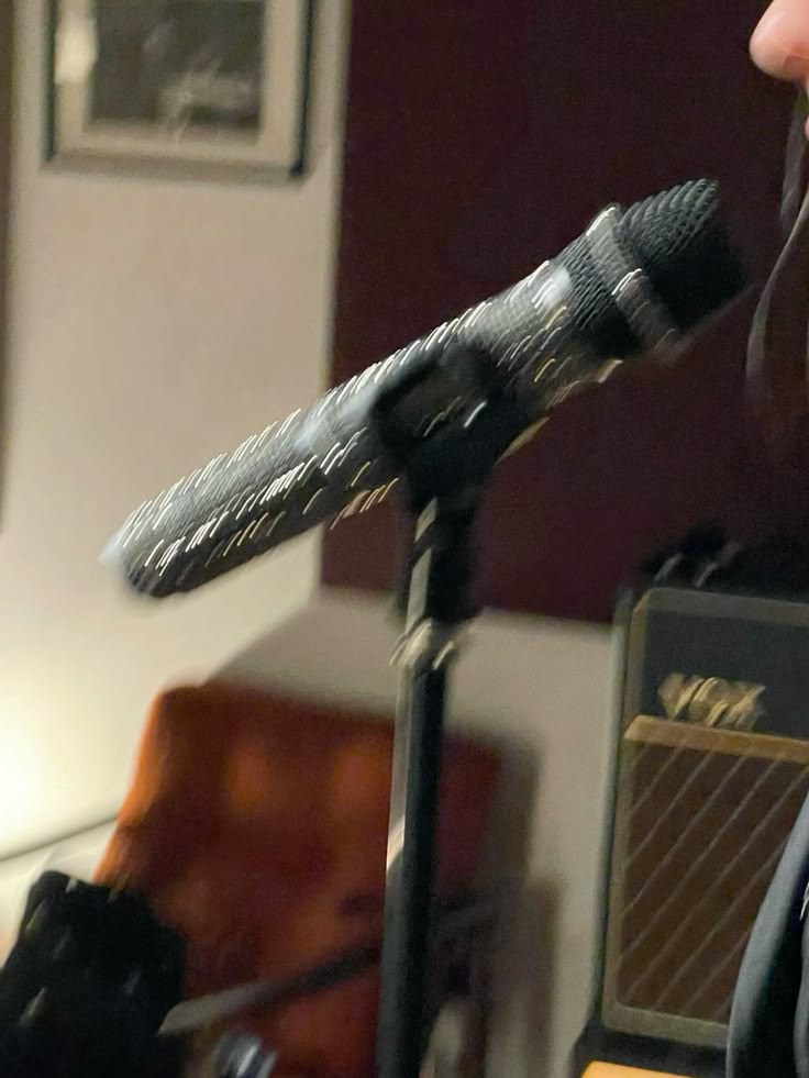 mizuruilover_'s tweet photo. a lei? a lui.
una socmed su nerissima e papa v, in cui papa v è innamorato di nerissima ma nessuno lo sa, i due stanno finendo l'album ma i manager gli dicono che gli manca il "pezzo romantico" dell'album.. forse lì avverrà un cambiamento tra i due? https://t.co/l6LIqZwTQ6