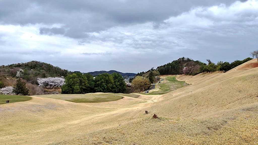 佐野「佐野ゴルフクラブ」
18H回ってきた！
スコアは133(レッドティー)
午後の後半9Hは雨降ってきて大変だった
景色が良くて桜もきれいに咲いてたので、晴れの日に来たかったな〜