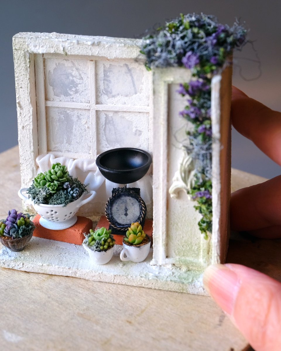 Upfarfield Dollhouse Salon tweet media