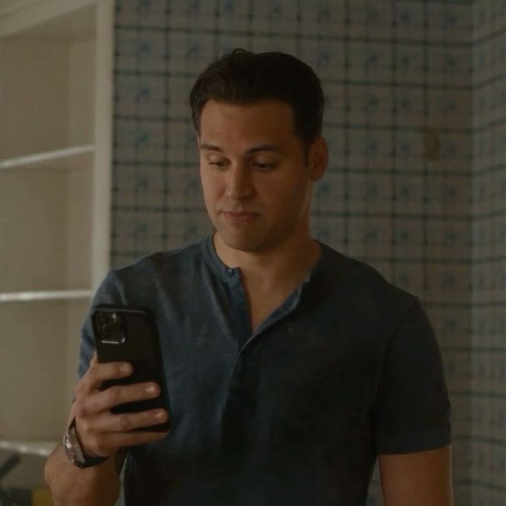 4995s's tweet image. eddie browsing da net :-) he doesn’t trust ad blockers so beautiful hot women are always 5 miles away from him. which scares him a lot obviously