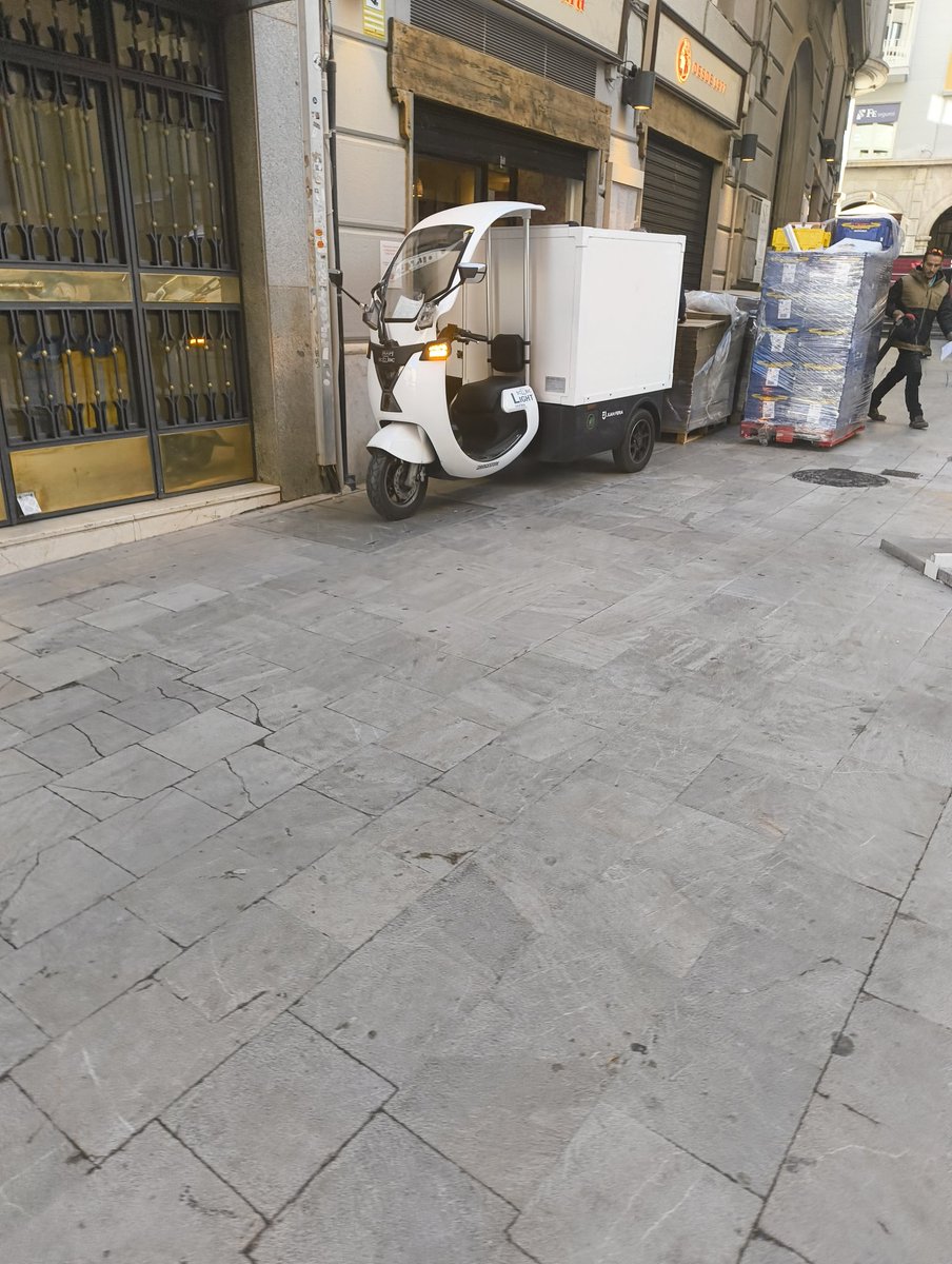 LaNocheenBlanc1's tweet photo. Este impresentable otro dia más, saltándose todas las normas y entrando el motocarro, en calle peatonal, además con pivotes para que no entren y a este s... Le da igual es todos los días.@PoliciaGr el restaurante Altamura es tb un gran incumplidor. https://t.co/3hV0duEvGC