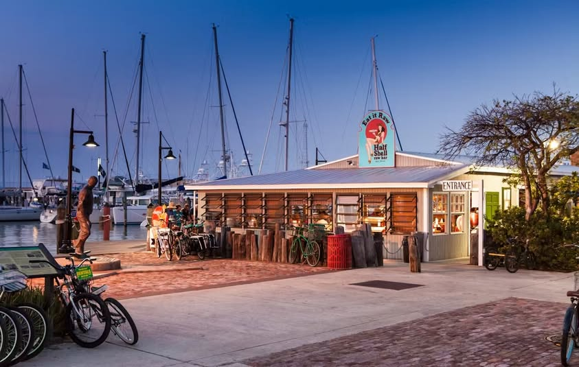 HistoricSeaport's tweet photo. 🌊A true Key West classic 🦪✨

@HalfShellRawBar is where fresh seafood, cold drinks, and waterfront views come together perfectly.

😋 No frills, just flavor
📍Right in the heart of the Key West #HistoricSeaport https://t.co/zFRFN21bsS