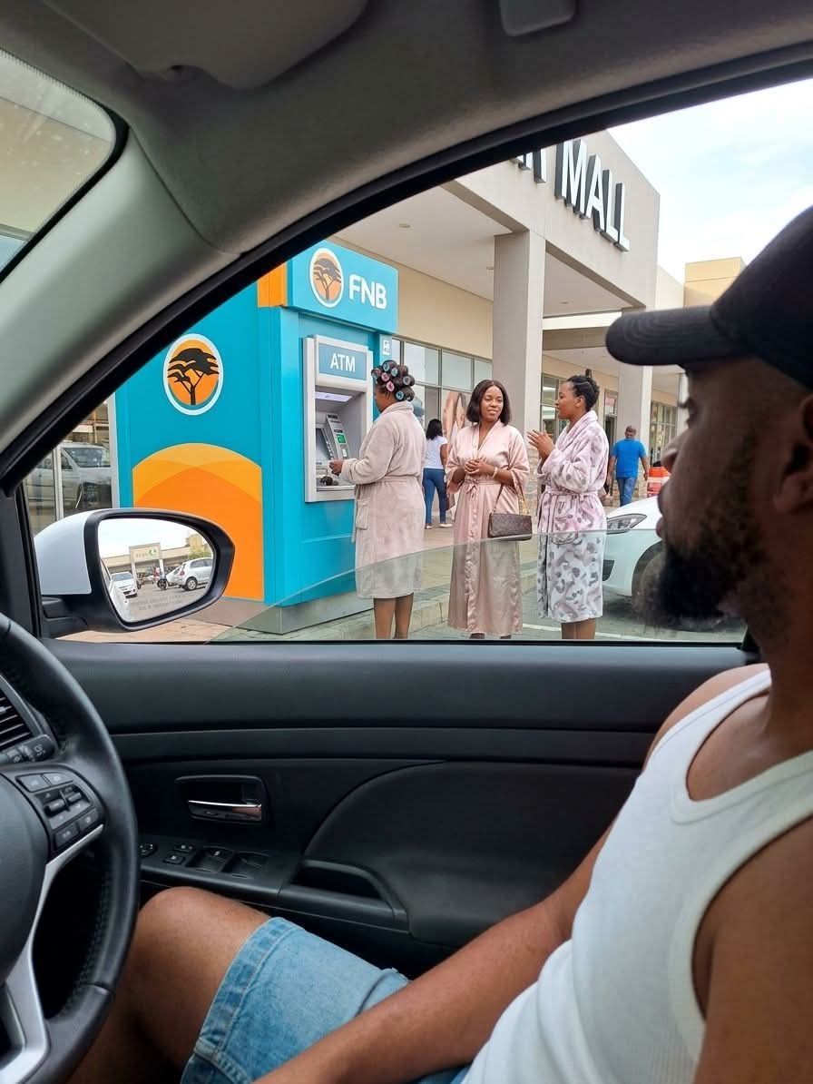 eleskaycity's tweet photo. Watching my Gf &amp; her crew try to withdraw the fake e-wallet I sent to her for April Fools' Day😆 https://t.co/ap5KOHNwe3